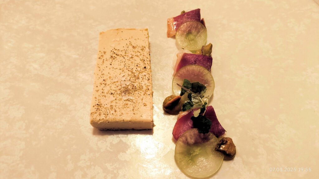 Foie Gras Mousse
with Pistachio, Fennel, Grapes and smoked Duck Breast
Pinot Gris BIO 2023, Roi Dagobert, Alsace