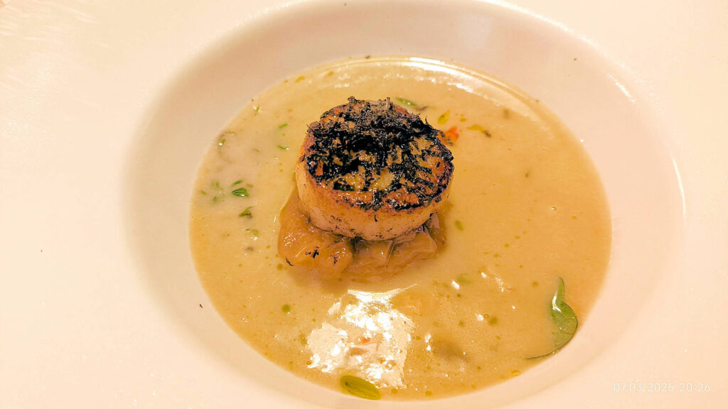 Vol-au-vent with roasted Scallop
Crayfish, caramelized Onion, Onion Velouté and black Truffle
Bourgogne blanc 2022, Cotes Salines, Domaine Gueguen