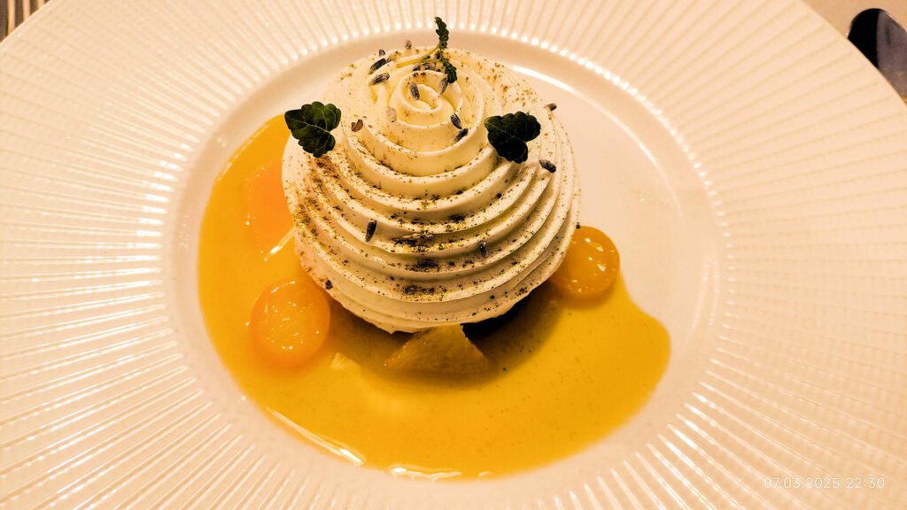 "Rum Baba"
Lavender Cream Chantilly, Orange and Grand Marnier
Château Dauphine Rondillon 2013, Loupiac, Sauternes-Barsac