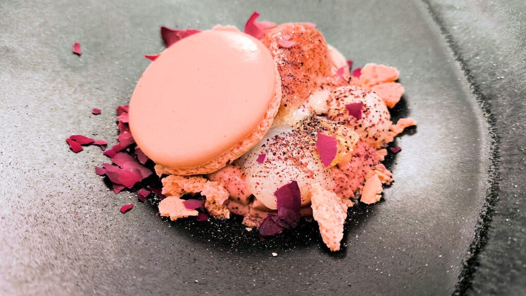 Macaron with raspberry mousse